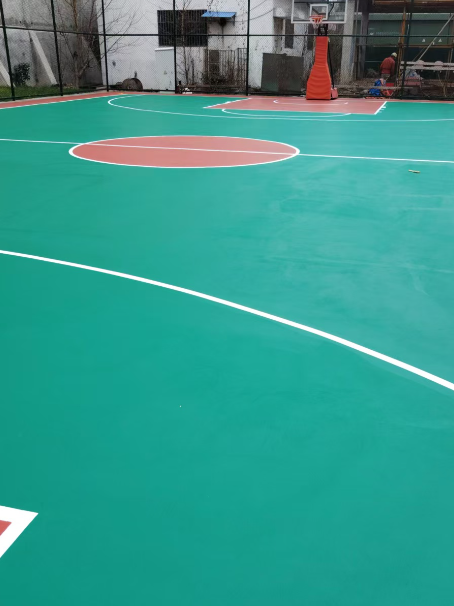 仁兴镇 球场长期使用易出现地面开裂